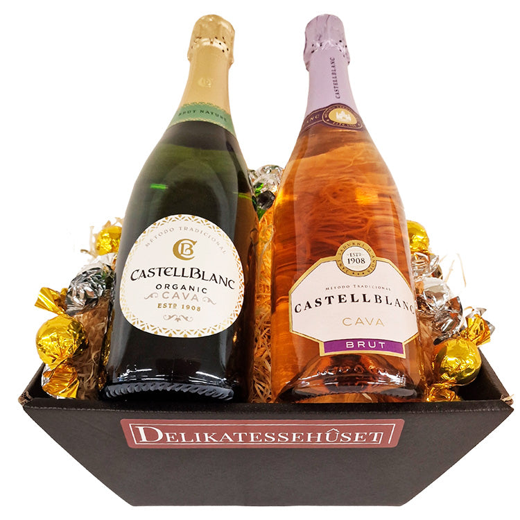 Gavekurv fra Delikatessehuset med to flasker Castellblanc Cava og indpakket chokolade.