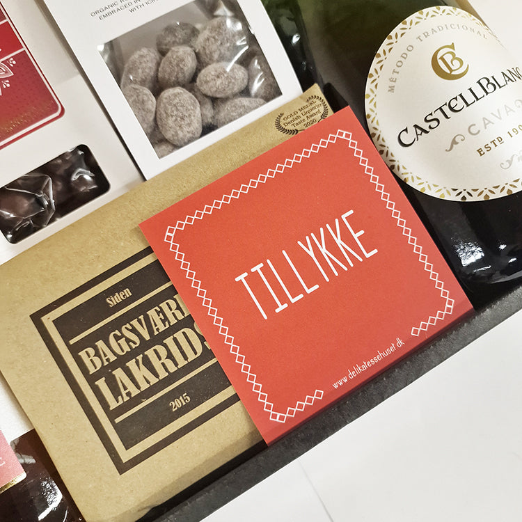 Gavekurv med Cava, Bagsværd Lakrids og et rødt Tillykke kort til fejring.