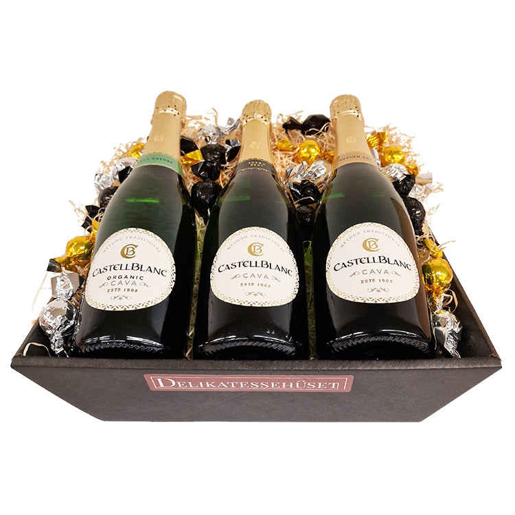 Gavekurv fra Delikatessehuset med tre flasker mousserende Castellblanc Cava og chokolade.