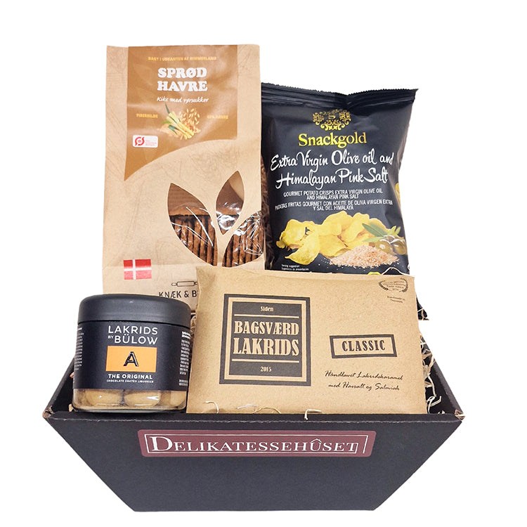 Lille gavekurv med danske delikatesser, heriblandt Lakrids by Bülow, Basværd Lakrids, chips og knækbrød.