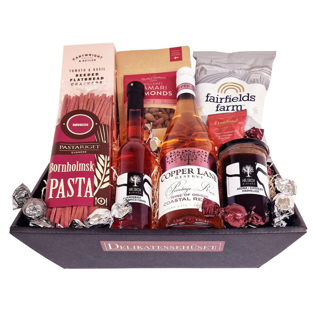 Gavekurv med rosévin, Bornholmsk pasta, snacks og delikatesser fra Delikatessehuset til firmagaver.