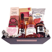 Gavekurv med rosévin, delikatesser, chokolade og et pink takkekort fra Delikatessehuset.