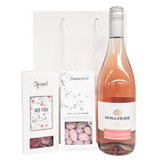 Gavepose med sweet sparkling rosé wine, vingummi fra Xocolatl og mandler fra Summerbird.
