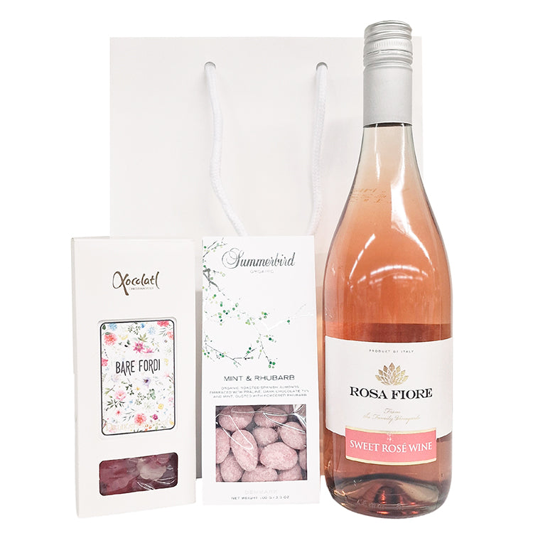 Gavepose med sweet sparkling rosé wine, vingummi fra Xocolatl og mandler fra Summerbird.