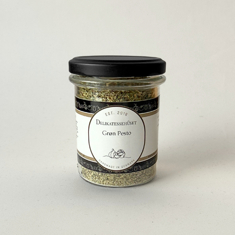 Et glas med Grøn Pesto krydderiblanding fra Delikatessehuset, håndlavet i Danmark.