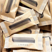 Hattesen Konfektfabrik lakrids i små brune pakker til gavekurve og delikatesser.