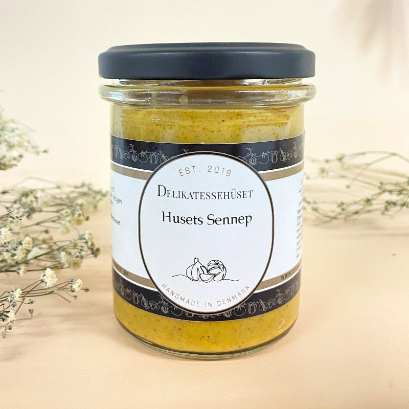 Et glas Husets Sennep fra Delikatessehuset, håndlavet i Danmark og ideel til krydderi samlingen.