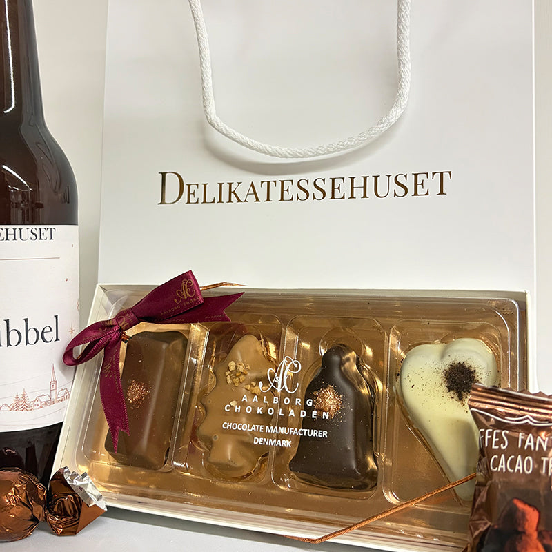 Julegavepose med lækkerier, heriblandt dansk juleøl, marcipanstykker m.m.