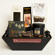 Smuk julekurv med danske lækkerier i form af chokolade og lakrids