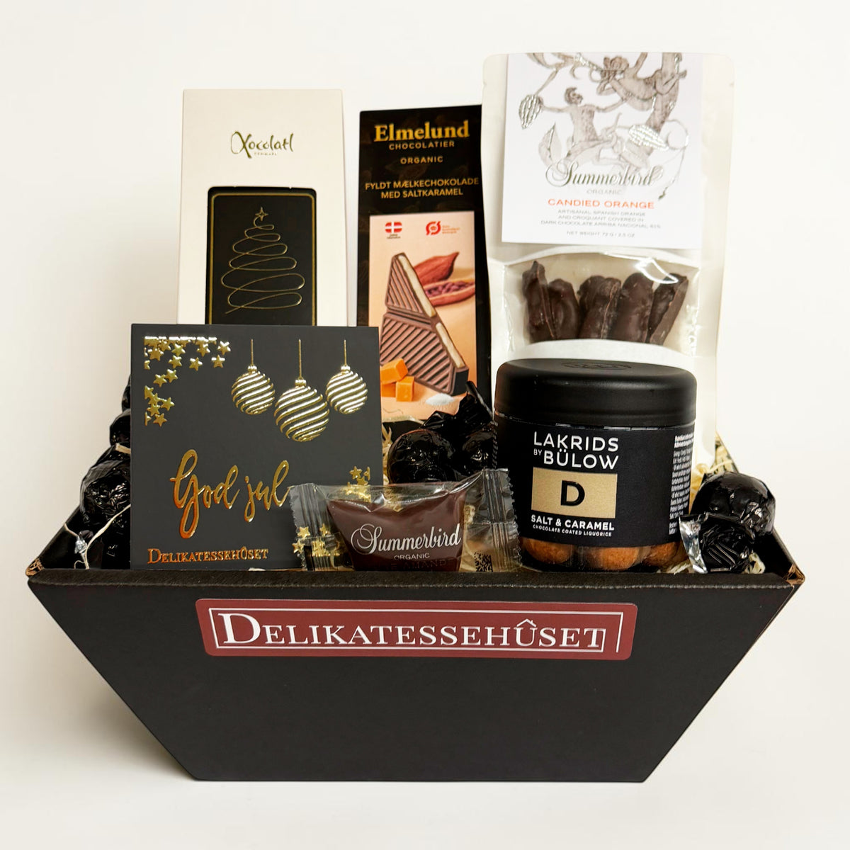 Smuk julekurv med danske lækkerier i form af chokolade og lakrids