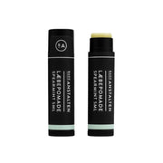 Med Badeanstaltens læbepomade er du sikret intens næring og lindring til tørre læber. Den er fyldt med blødgørende ingredienser i form af kakaosmør, kokosolie, sheasmør og olivenolie, der alle er kendt for deres fugtgivende egenskaber.