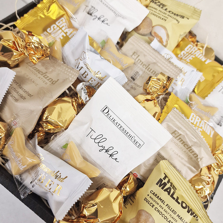 Gavekurv med eksklusivt chokolade og slik fra Summerbird og Elmelund med teksten Tillykke.