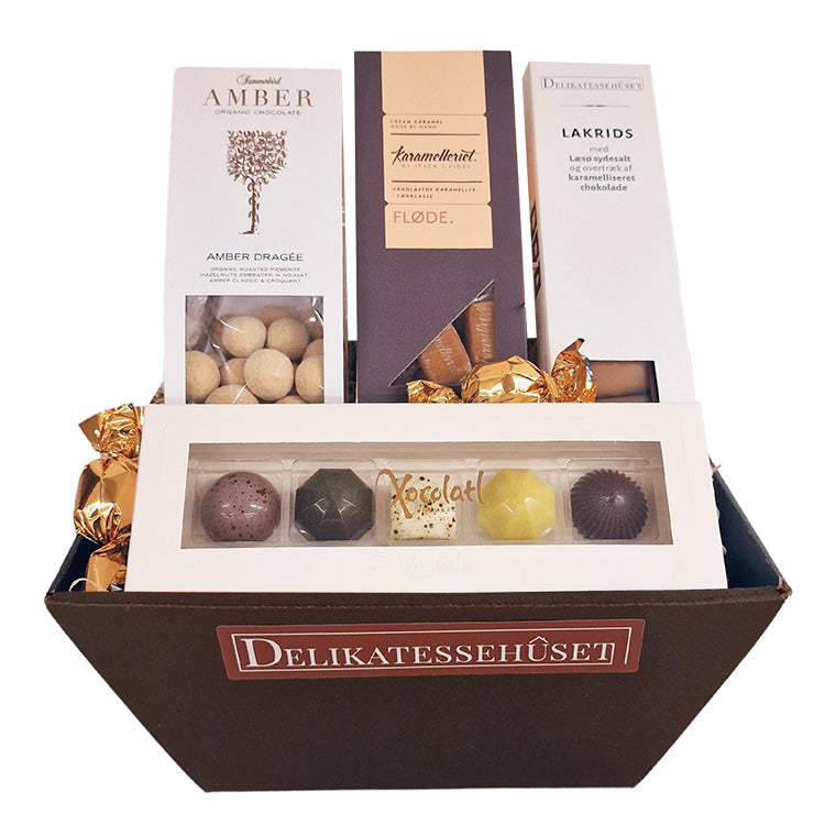 Send en sød tanke med gavekurv fyldt med chokolade, karameller, nødder og lakrids – en gave til én, du holder af.