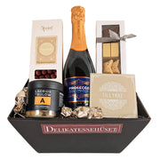 Send en gavekurv og ønske tillykke. Fin og festlig kurv med skønne prosecco bobler, dansk chokolade fra Summerbird, sprøde kiksekugler og Lakrids by Bülow