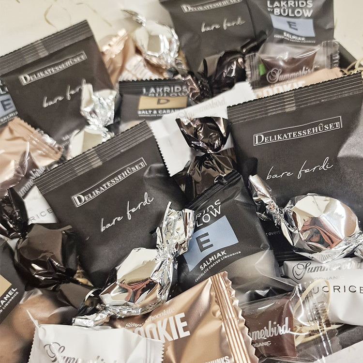 Lille gavekurv med lakrids og chokolade fra bl.a. Bagsværd Lakrids, Lakrids by Bülow, SUmmerbird m.m.