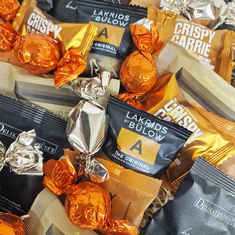 Nærbillede af gavekurv med lakrids fra Lakrids by Bülow, chokolade og indpakkede delikatesser.