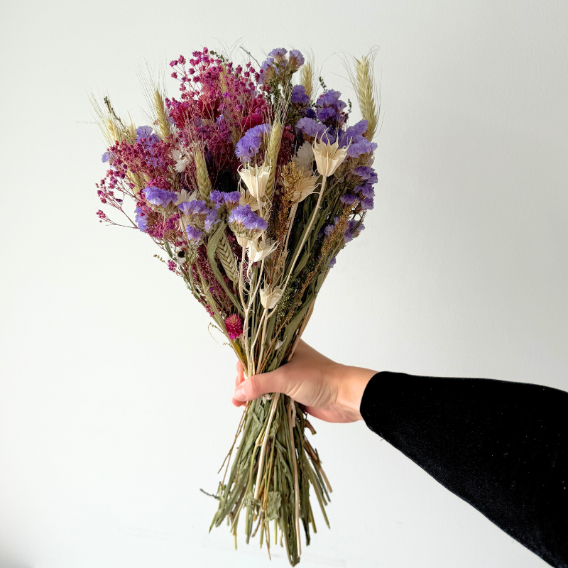 Dekorativ buket af evighedsblomster i lyserød, lilla, hvid og grøn, perfekt som gave eller pyntegenstand der holder længe.
