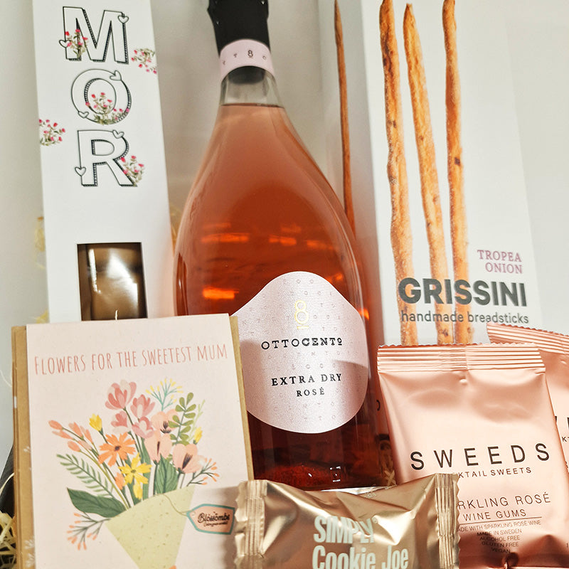 Lækker morsdag kurv med rosevin, grissini, chokolade, vingummi og blossombs