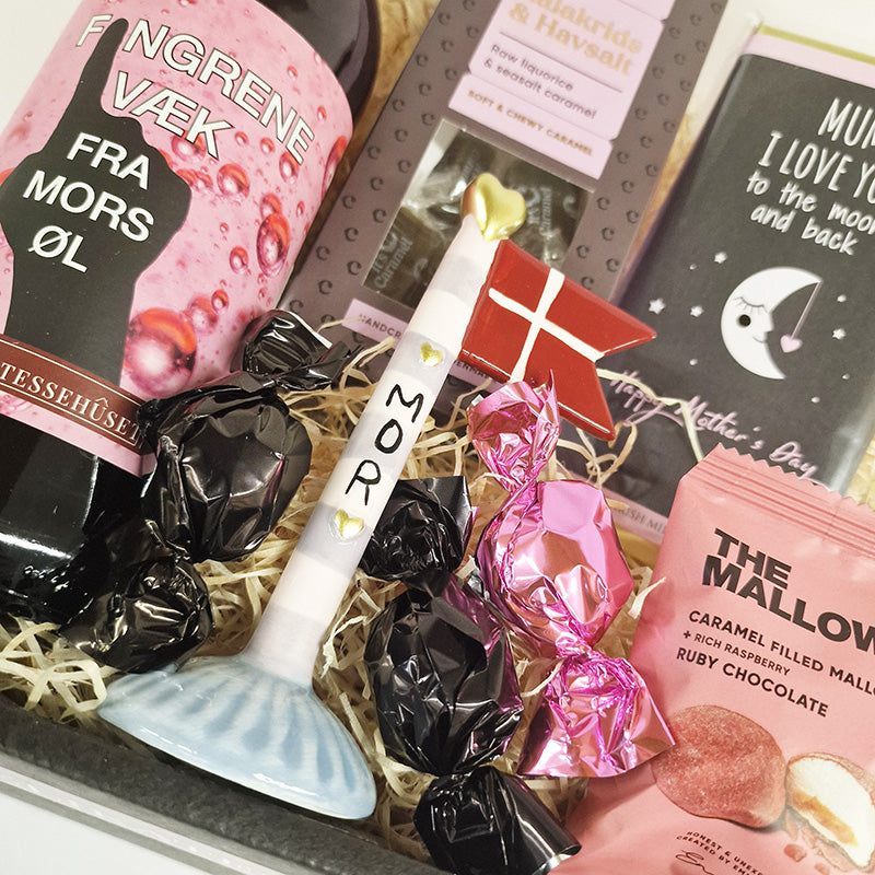 Søde og lille gavekurv med sjov mor øl, karameller, chokolade og keramikflag med mor på til morsdag
