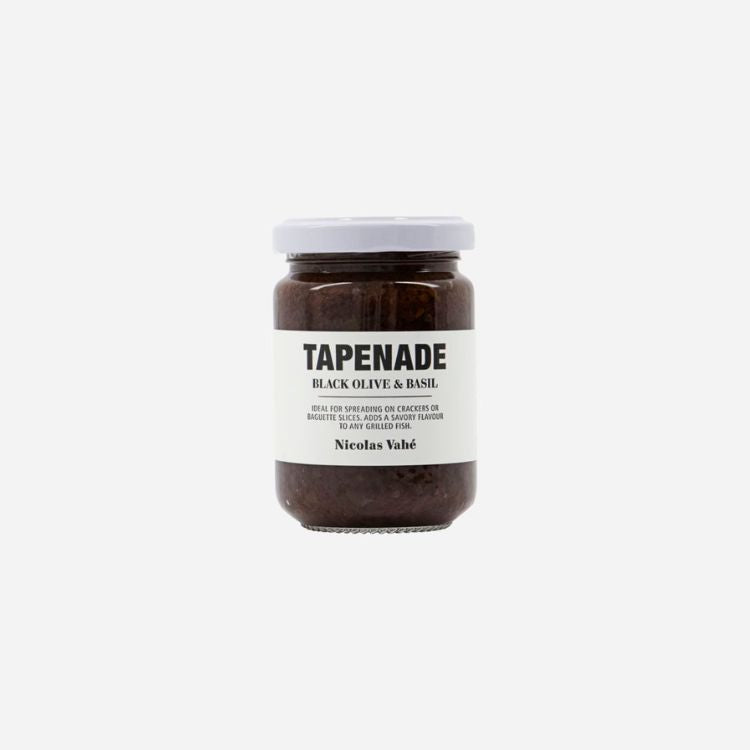 Et glas sort oliventapenade med basilikum fra Nicolas Vahé hos Delikatessehuset.