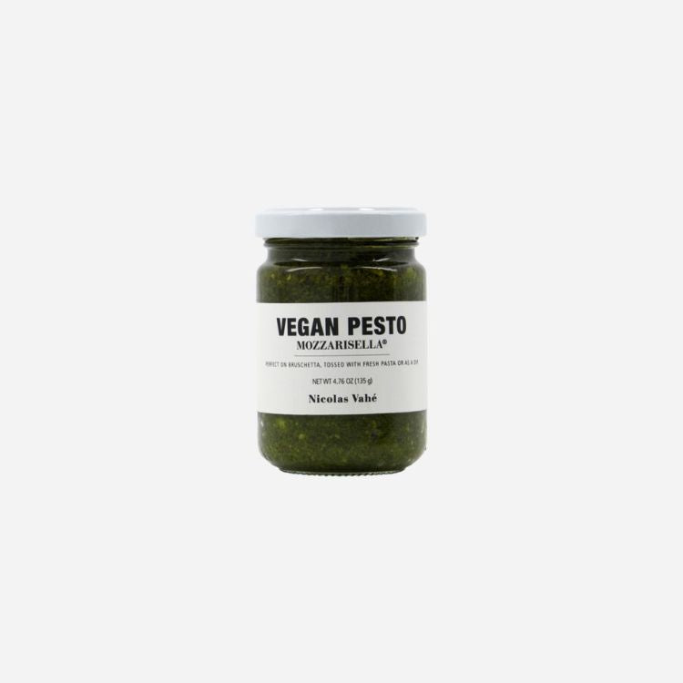 Et glas vegansk pesto med mozzarisella og basilikum fra Nicolas Vahé hos Delikatessehuset.