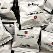 No Crap Gourmet Salted Caramel popcorn med Læsø sydesalt i små hvide poser.
