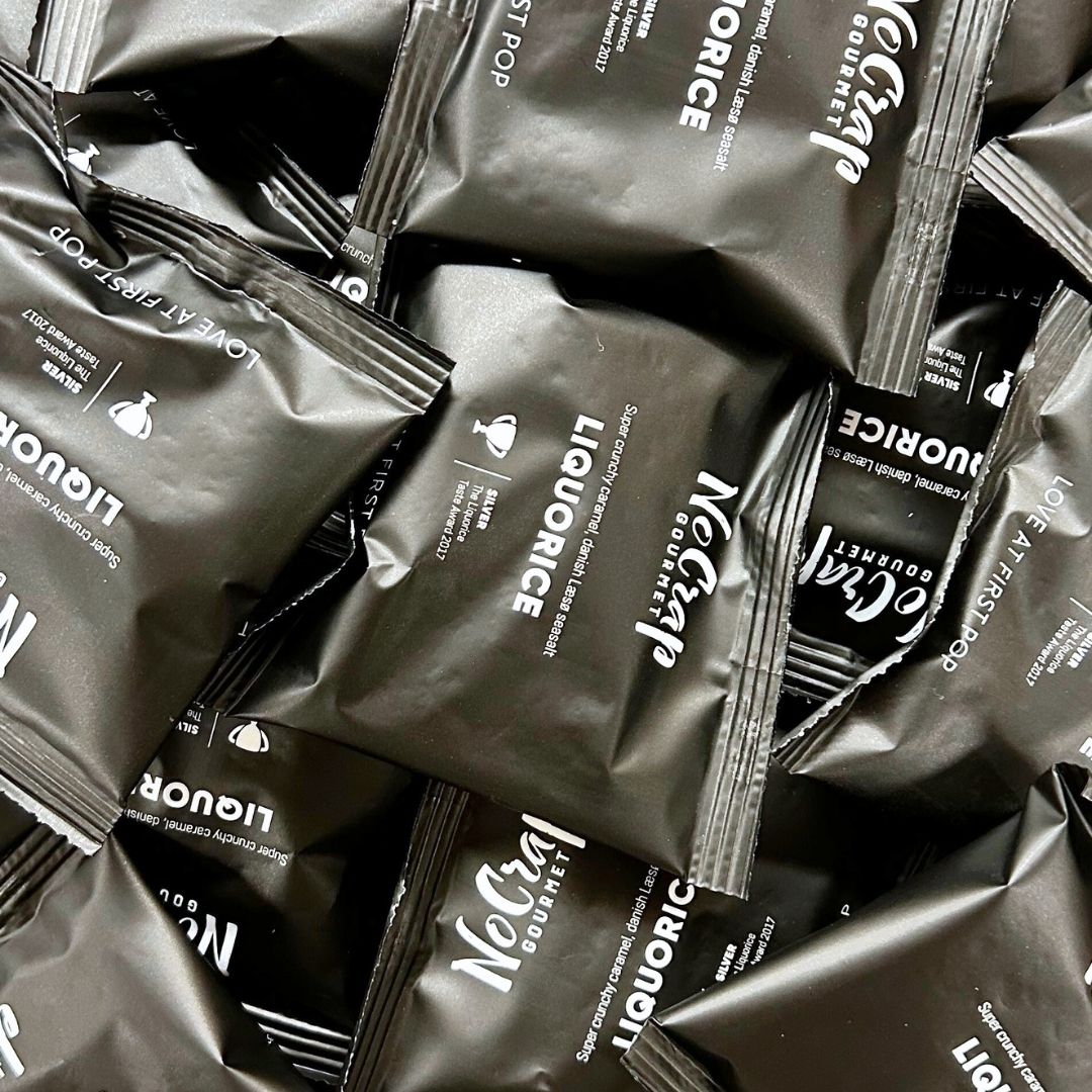 No Crap Gourmet gourmet popcorn med lakridssmag i sorte portionsposer fra Delikatessehuset.