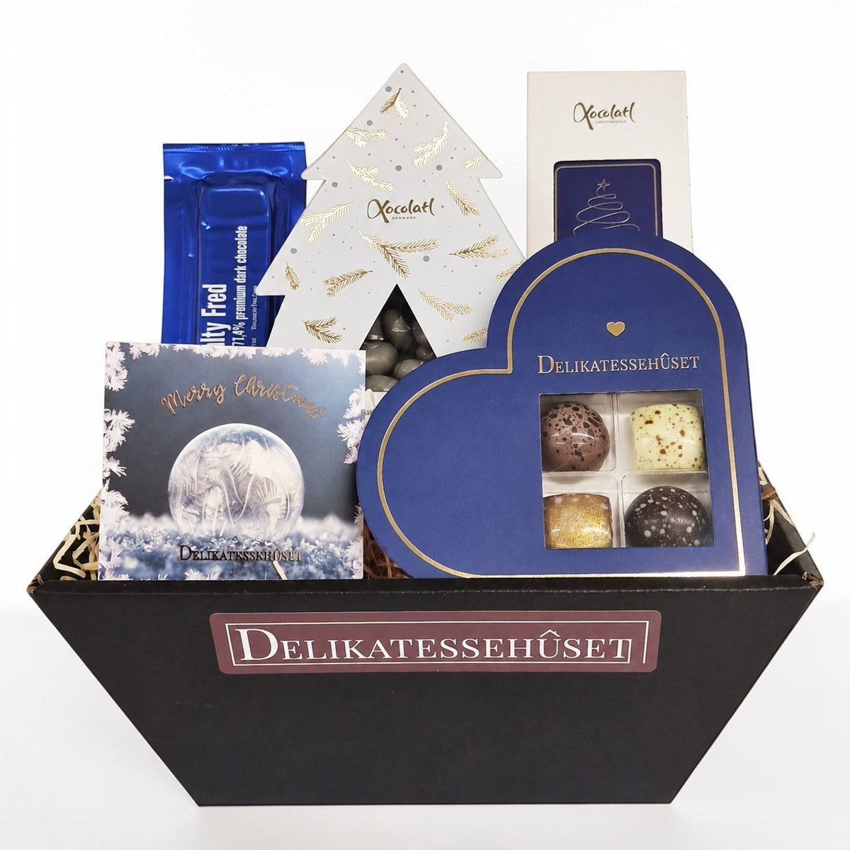 Smuk frostblå gavekurv med skønne julelækkerier og chokolade