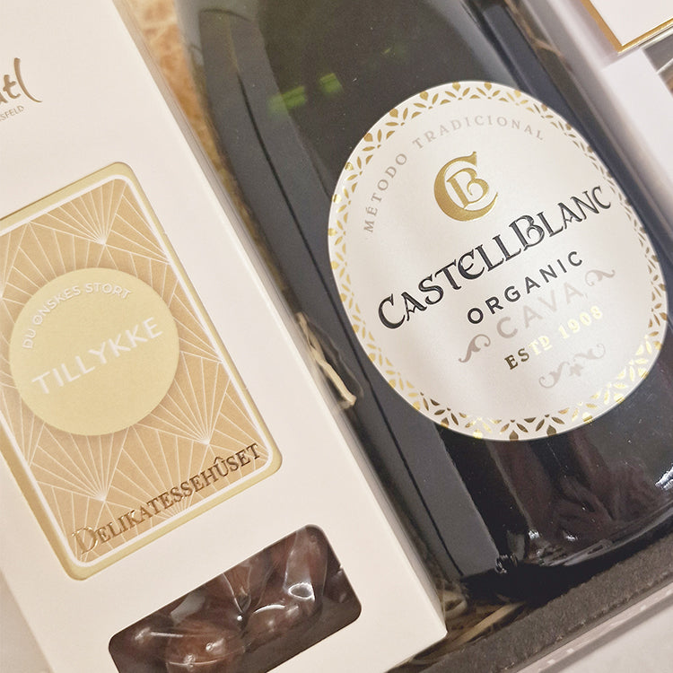 Gavekurv med økologisk Castellblanc Cava og chokolade med tillykke hilsen til firmagave.