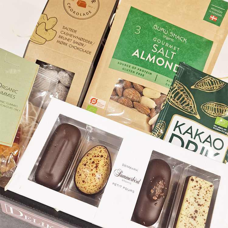 Økologisk gavekurv med Summerbird chokolade, saltede mandler fra Guru Snack og vingummibamser til firma sommergave.
