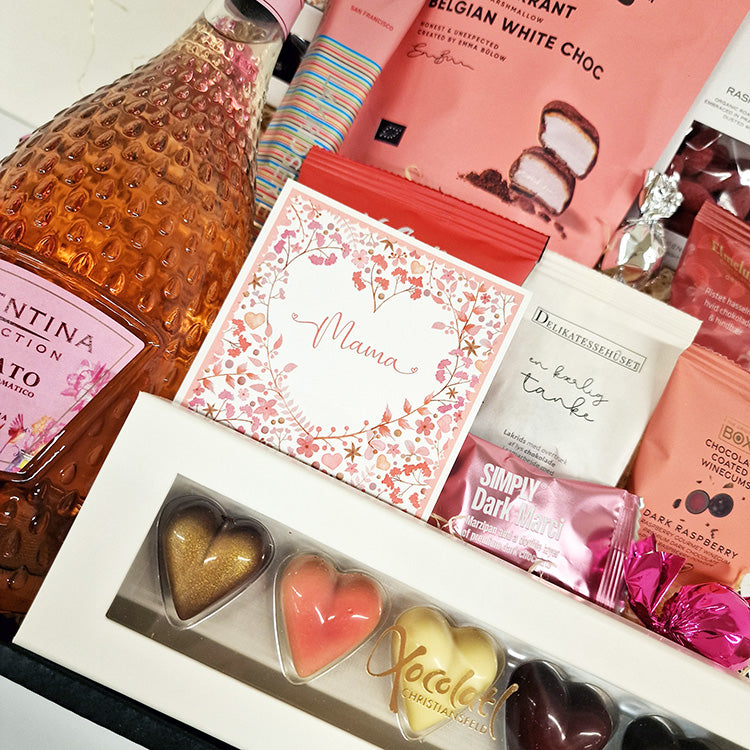 Stor gavekurv med sødebobler, chokolade, lakrids og mange andre lækkerier, perfekt som morsdags gave