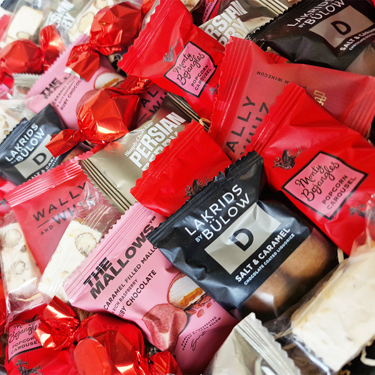 Stor delevenlig gavekurv med lakrids, chokolade, vingummi, nougat og marshmallows¨