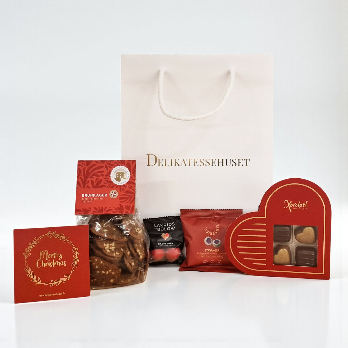 Gavepose fra Delikatessehuset med brunkager, lakrids og hjerteformet chokolade som en flot julegave.
