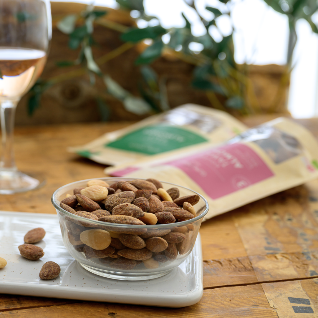 Lækre og sprøde gourmet mandler med salt fra Gurusnack, blandet med deres andre lækre sojamandler som også kan købes på delikitessehuset.com