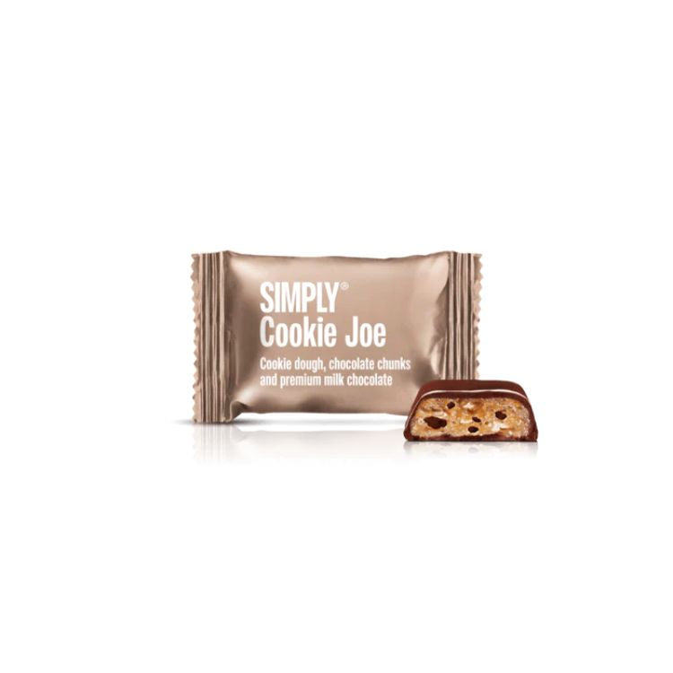 Simply Chocolate Cookie Joe bar med cookie dough, chokoladestykker og lys mælkechokolade.