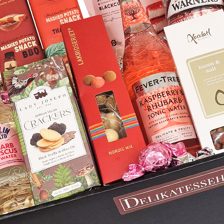 Stor lyserød gin og tonic kurv med masser sprøde og søde snacks