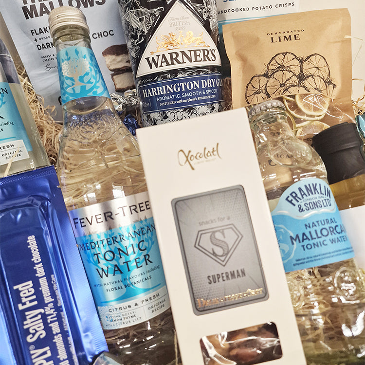 Gavekurv til ham med Fever-Tree tonic, gin, Superman chokolade fra Xocolatl og lækre delikatesser.