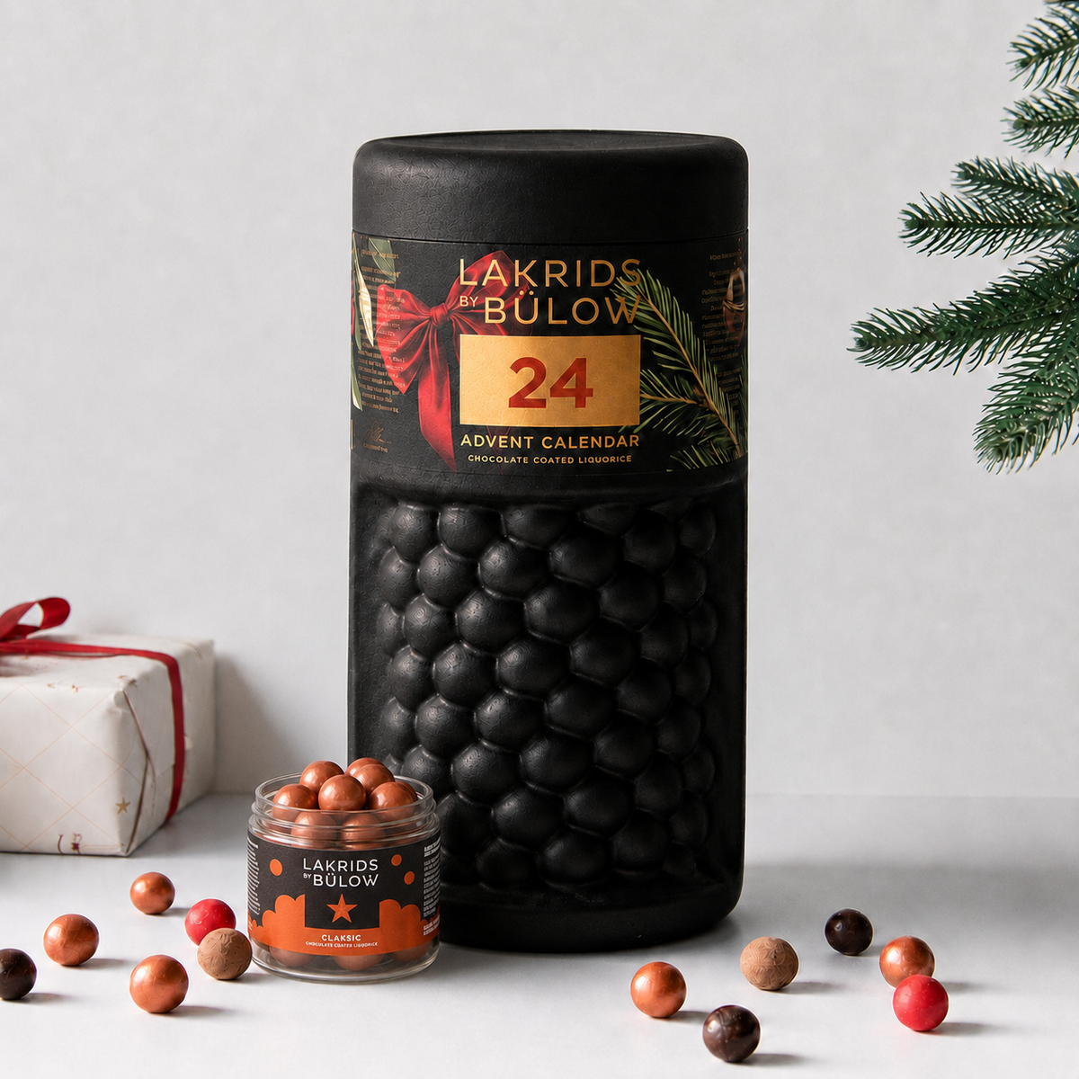 Stor Lakrids by Bülow familie julekalender 2026. Bestil hos Delikatessehuset og modtag en gratis bøtte Classic (værdi 99,-)