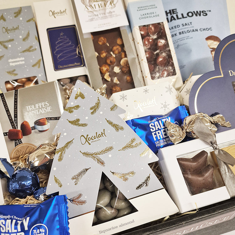 Luksuriøs julekurv uden alkohol fyldt med gourmet chokolade, lakrids og andre søde julelækkerier.