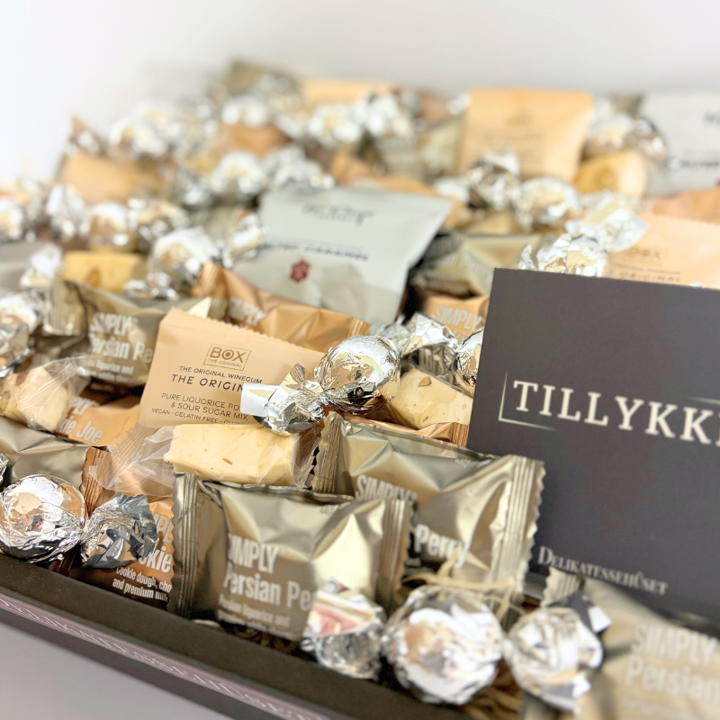 Delevenlig tillykke gavekurv i sølv med NoCrap, Box The Original, Simply Chocolate og søde specialiteter