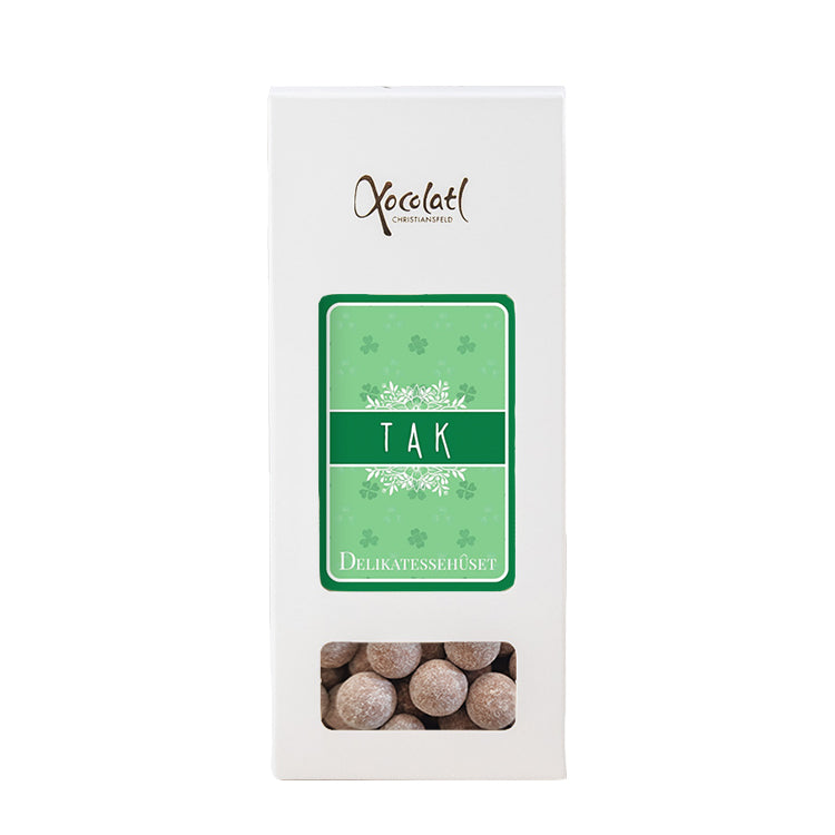 Hvid gaveæske med teksten Tak og lækre hasselnødder fra Xocolatl hos Delikatessehuset.