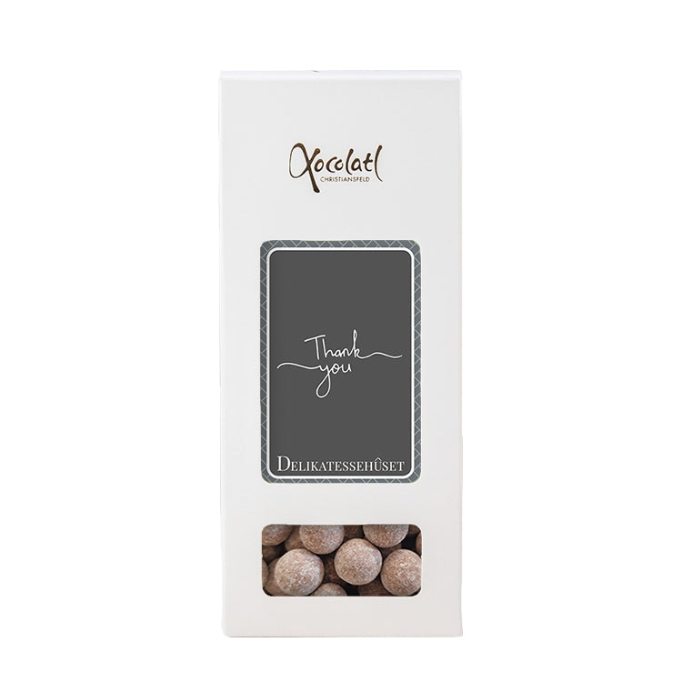 Hvid gaveæske med teksten Thank You indeholdende chokoladeovertrukne hasselnødder fra Delikatessehuset.