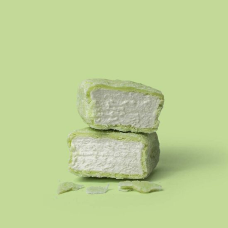 To stablede gourmet skumfiduser med grøn overtræk fra The Mallows på grøn baggrund.