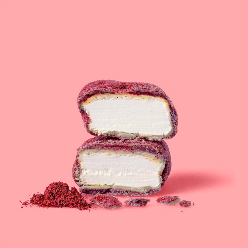 Gourmet skumfiduser med solbær fra The Mallows, overtrukket med chokolade og fint bærstøv.