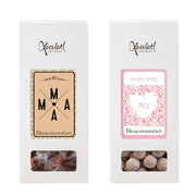 Gaveæsker til Mors Dag med teksten MAMA og verdens bedste Mor, indeholdende karameller og chokolade.