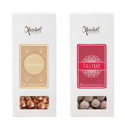 To gaveæsker med chokoladekugler fra Xocolatl og Delikatessehuset med teksten Tillykke.
