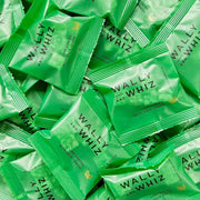 Grønne portionsanretninger af Wally and Whiz gourmet-vingummier med smag af lime og sur citron.