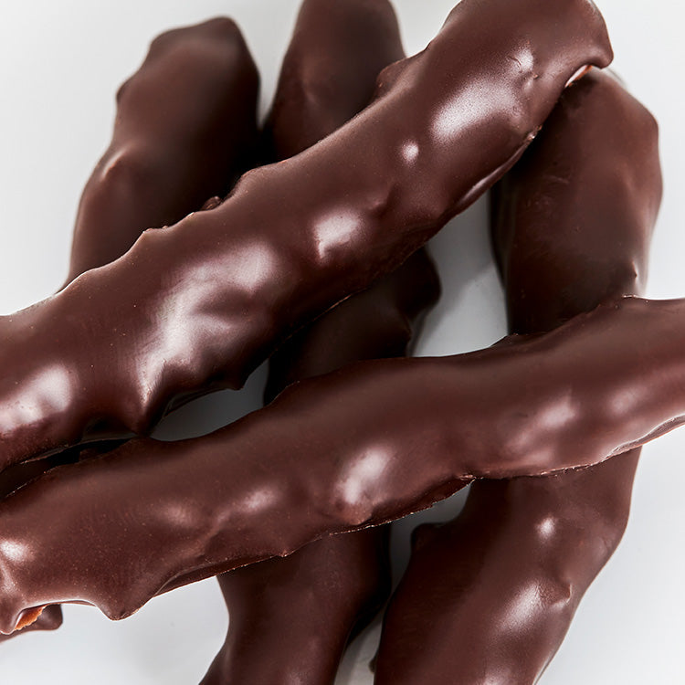 Nærbillede af lækre syltede appelsiner overtrukket med mørk chokolade fra Summerbird Organic.