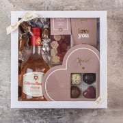 flot gaveæske med rosevin, chokoladehjerte, vingummi og en masse andre lækkerier, perfekt gave til en du holder af
