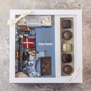 Gaveæske til den nye student med chokolade og et keramikflag med teksten "student"